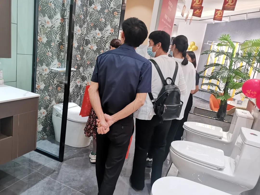 聽說，華美樂這2家店，開業(yè)第一天就被擠爆了！